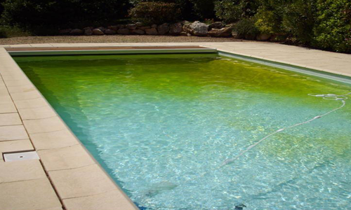 Pourquoi l’eau de la piscine se trouble et devient verte après un orage ? Comment anticiper ?